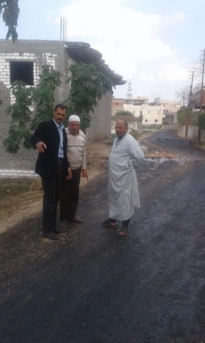 رئيس محلية دمنهور يتفقد اعمال رصف طريق عزبة النشارين