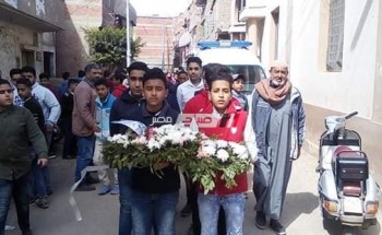 طلاب مدرسة بدمياط يشيعون جثمان زميلهم الى مثواه الاخير (صور)