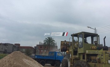 رفع تشوينات مواد بناء بمدخل عزبه الباز بدمياط في حملة مكبرة