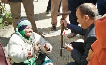 وكيل التضامن الاجتماعي بدمياط يعلن نقل سيدة مٌسنة مشردة بميدان الساعة (صور)