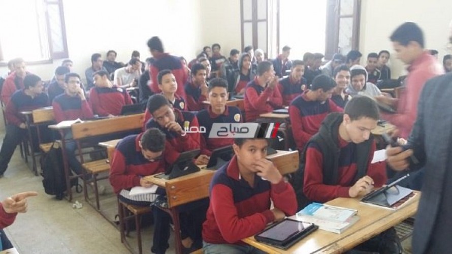 طلاب أولى ثانوي يؤدون امتحان اللغة العربية ورقياً في 109 مدارس بالإسكندرية