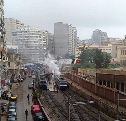 بالصور.. نشوب حريق فى إحدى عربات ترام الرمل بالإسكندرية بسبب الأمطار