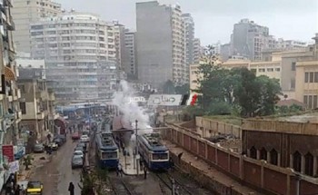 بالصور.. نشوب حريق فى إحدى عربات ترام الرمل بالإسكندرية بسبب الأمطار