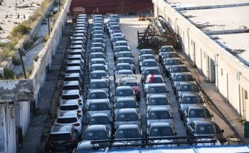 بالصور.. رئيس هيئة ميناء الإسكندرية يوضح حقيقة تكدس السيارات بسبب (خليها تصدي)