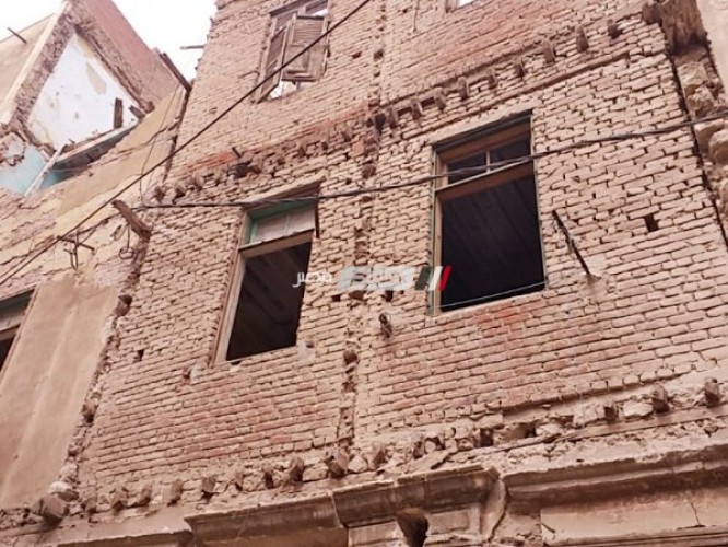 بالصور.. إزالة أجزاء خطر على السكان من 3 عقارات بالإسكندرية