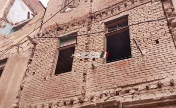 بالصور.. إزالة أجزاء خطر على السكان من 3 عقارات بالإسكندرية