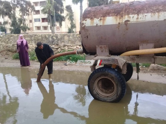 لليوم الثالث على التوالي كسح مياه الأمطار بقرية جمصة بدمياط بعد شكاوى المواطنين
