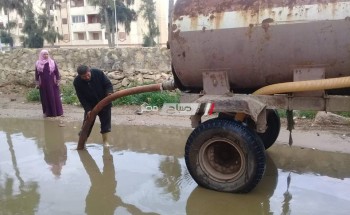 لليوم الثالث على التوالي كسح مياه الأمطار بقرية جمصة بدمياط بعد شكاوى المواطنين