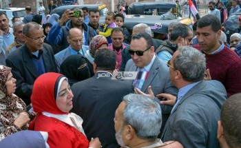 محافظ الإسكندرية يتابع سير العملية الانتخابية في عدداً من المدارس بمنطقة المندرة
