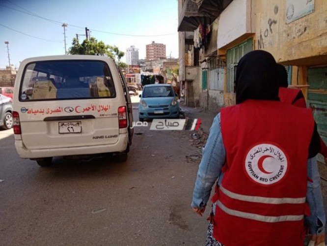 متطوعي الهلال الأحمر بدمياط يشاركون في توزيع الوجبات الجاهزة على الحالات المستحقة