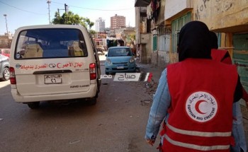 متطوعي الهلال الأحمر بدمياط يشاركون في توزيع الوجبات الجاهزة على الحالات المستحقة