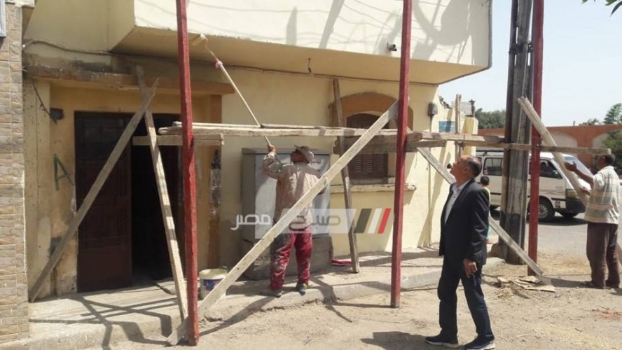 رئيس محلية دمنهور يتفقد اعمال دهان المباني بلون موحد