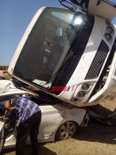 سقوط سيارة نقل على ميكروباص خاص بالعاملين بمحافظة بورسعيد