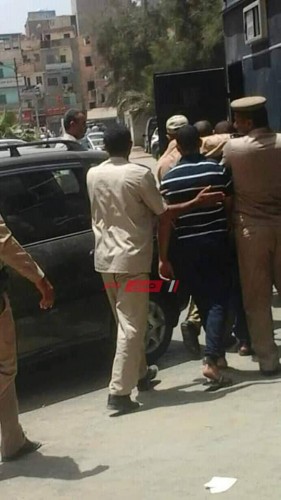 إلقاء القبض على شخصين أثناء قفزهم من أعلى سور أحد المجمعات السكنية بالشروق بعد أن قاموا بالسرقة