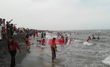 استمرار توافد الآلاف من المواطنين على شواطئ مصيف بلطيم لقضاء اجازة العيد