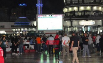 أعضاء الزمالك يتابعون مباراة مصر وزيمبابوى عبر شاشات النادي