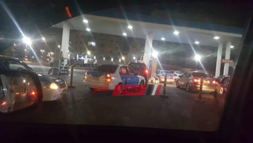 بسبب شائعات زيادة اسعار البنزين… بالصور تكدس عشرات السيارات بمحطات الوقود بدمياط