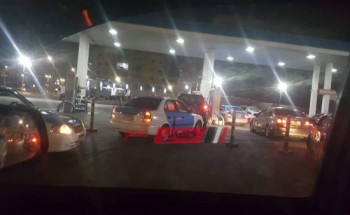 بسبب شائعات زيادة اسعار البنزين… بالصور تكدس عشرات السيارات بمحطات الوقود بدمياط