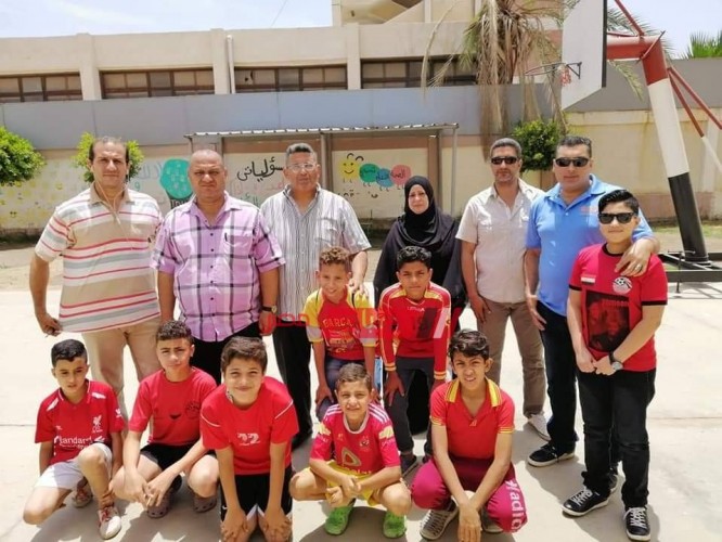 مدير عزبة البرج التعليمية تكرم فريق مدرسة محمد الغباشي بنهائي الدورة التنشيطية لكرة القدم