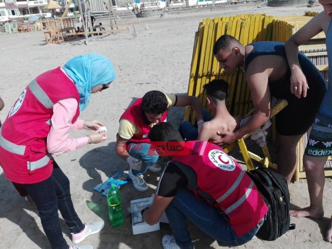فريق الهلال الأحمر بدمياط يعالج مصاب على شاطئ رأس البر