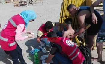 فريق الهلال الأحمر بدمياط يعالج مصاب على شاطئ رأس البر