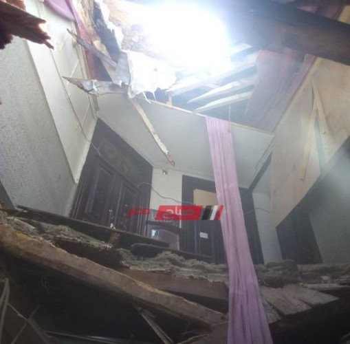 بالصور.. إخلاء عقار من السكان بعد انهيار سقف مطعم به على المواطنين بالإسكندرية