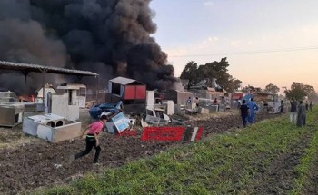 بالصور نشوب حريق بمصنع لإنتاج الفايبر بطريق (قليوب -الاسكندرية)