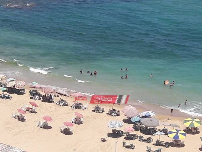 بعد غرق شاب في احد شواطىء العجمي وضع لافتات تحذيرية بعد ارتفاع موج البحر في الإسكندرية