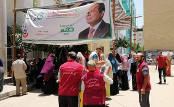 جمعية خيرية توزع مياه معدنية وعصائر على المواطنين أثناء فحص المبادرة الرئاسية بدمياط