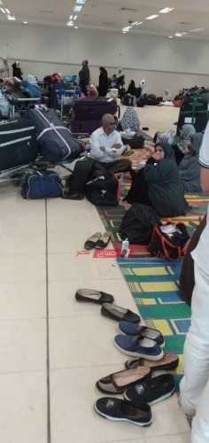 60 مواطن من دمياط يفترشون ارض المطار بالسعودية بسبب تأشيرة الحج …. صور
