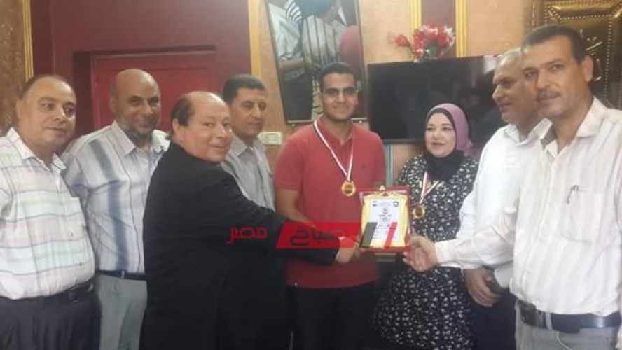 مدير إدارة كفر سعد التعليمية بدمياط تكرم الحاصل على المركز الثاني بالثانوية العامة