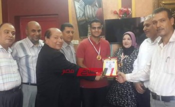مدير إدارة كفر سعد التعليمية بدمياط تكرم الحاصل على المركز الثاني بالثانوية العامة