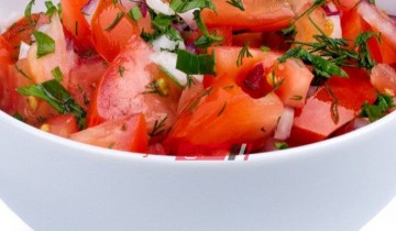 طريقة عمل سلطة الطماطم الحارة مع زيت الزيتون