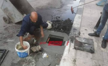شن حملة لصيانة وتطهير صفايات المطر بشارع عبد السلام الشاذلى بالبحيرة