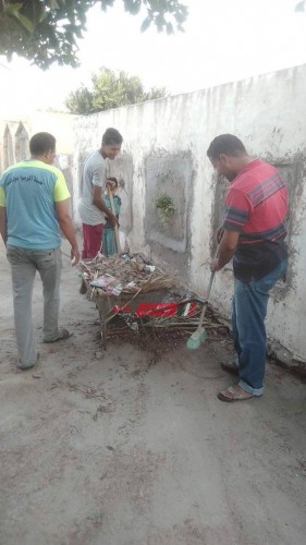 أهالي وشباب البصارطة بدمياط ينظمون حملة مكبرة لتنظيف مقابر القرية