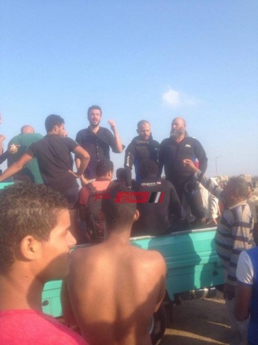 انتشال جثة طالب لقى مصرعه غرقا في مياه بحر دمياط الجديدة من بين الصخور
