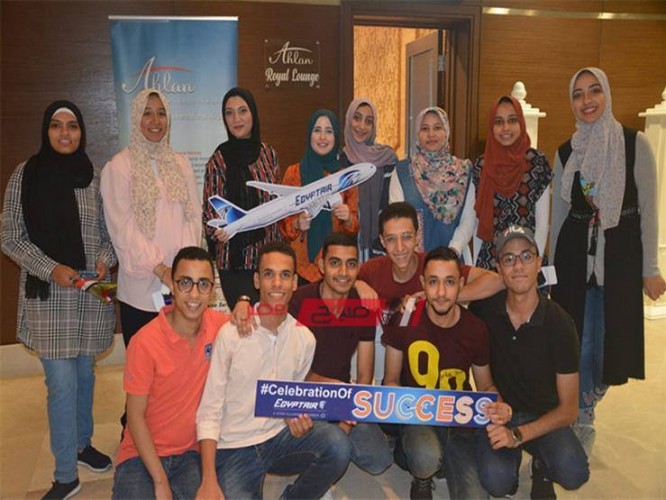 أوائل الثانوية العامة يغادرون إلى أوروبا من مطار القاهرة