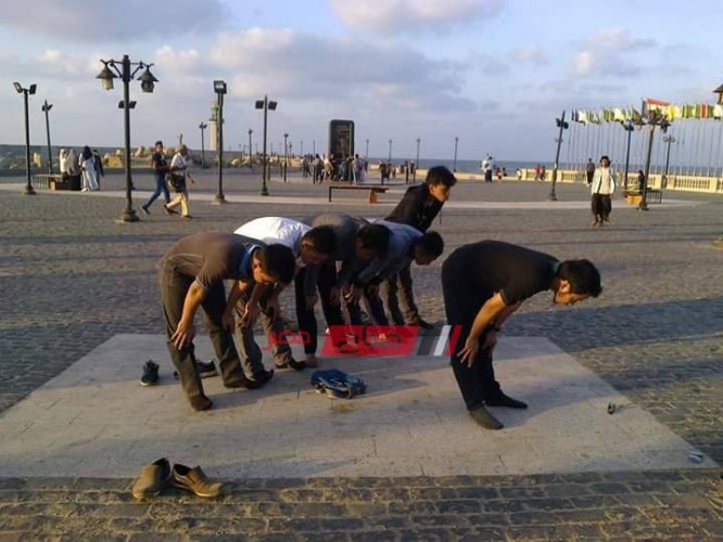صورة طلاب أجانب يصلون في منطقه لسان رأس البر تتصدر مواقع التواصل الإجتماعي