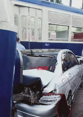 بالصور حادث اصطدام سيارة مع ترام الرمل بالإسكندرية