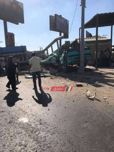 بالصور.. إصابة سائق ومساعده إثر اصطدام سيارتهم بـ 4 لوحات إعلانية بالإسكندرية