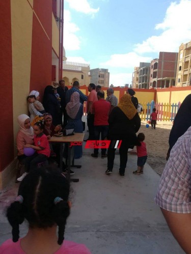 بالصور أولياء امور طلاب مدرسة بدمياط يرفضون دخول أبناءهم بسبب عدم تجهيز الفصول