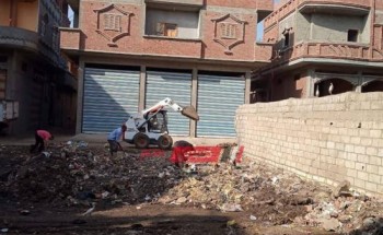 شن حملة نظافة مكبرة لرفع مخلفات القمامة من شوارع قرية الوسطاني بدمياط