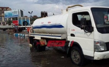الدفع بسيارات شفط مياه الأمطار لفتح الطرق أمام حركة السير في دمياط