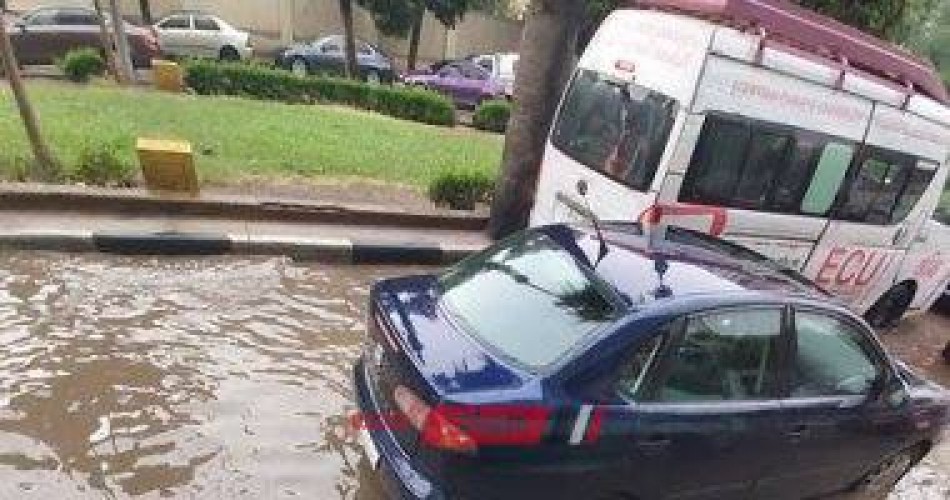 شركة الصرف الصحي تدفع بـ 70 سيارة لسحب مياه الأمطار من الشوارع