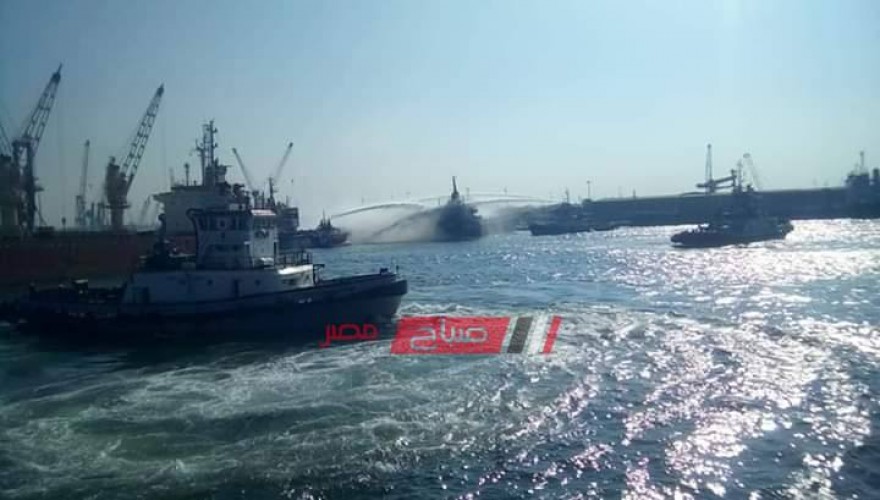 14 صورة ترصد لحظة إخماد حريق هائل نشب في سفينة داخل ميناء دمياط