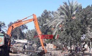 تطهير ترعة الساحل ورفع مخلفات القمامة بمدينة كفر سعد بدمياط