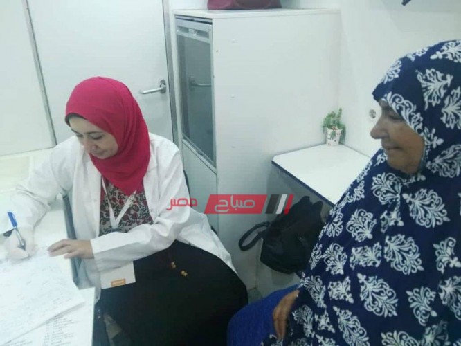 فحص 2100 مريض وتحويل 100 آخرين لإستكمال العلاج في قافلة قرية أبو عدوي بدمياط