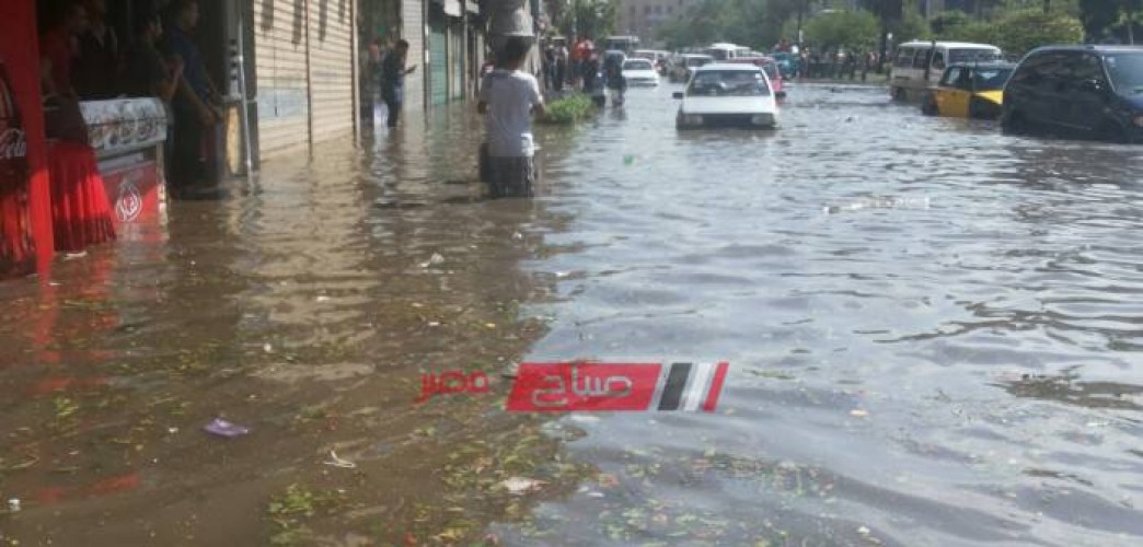 بالفيديو غرق محلات المنشية بمياه الأمطار بالإسكندرية.. والمحافظة تدفع بسيارات لكسح المياه