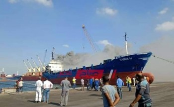بالصور نشوب حريق في سفينة داخل ميناء دمياط والحماية المدنية تحاول إخماده