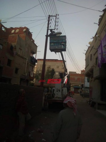 صيانة اعمدة الانارة المتهالكة بمدينة الرزقا بدمياط